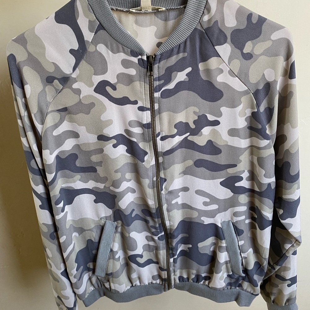 Bomber jacket size small, military print